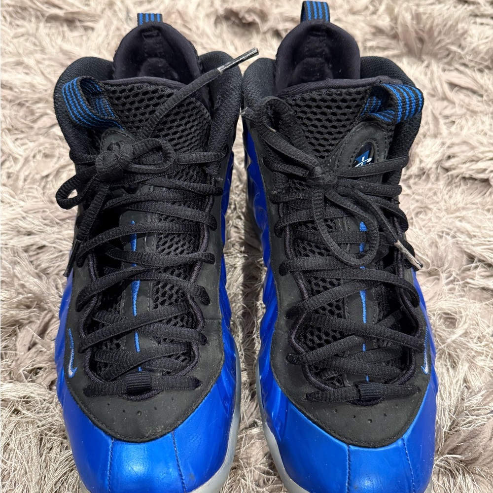 Nike Kids Black and Blue Foam Posite Size 6Y Sneakers in good condition.